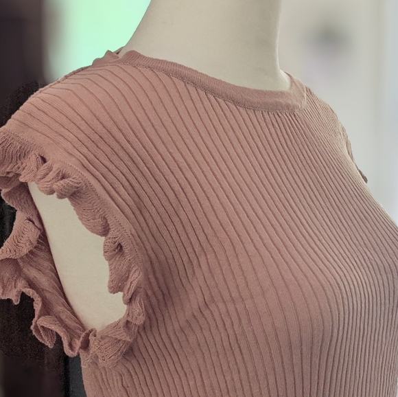 Woman's pink top - Picture 3 of 7